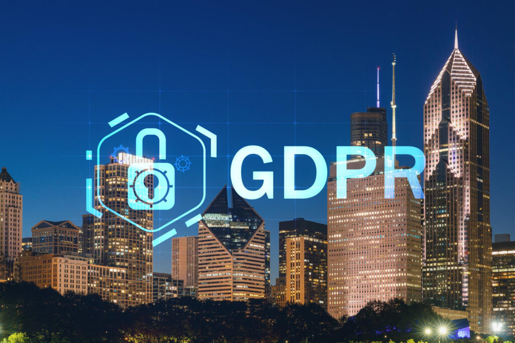En byscene om natten med flere skyskrabere, hvor et blåt logo med en hængelås og teksten "GDPR" er overlejret. Dette billede symboliserer GDPR's indflydelse på byer og virksomheder.